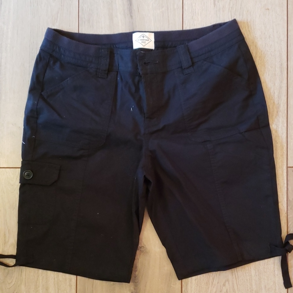 St. John's Bay Black 6p cargo shorts.